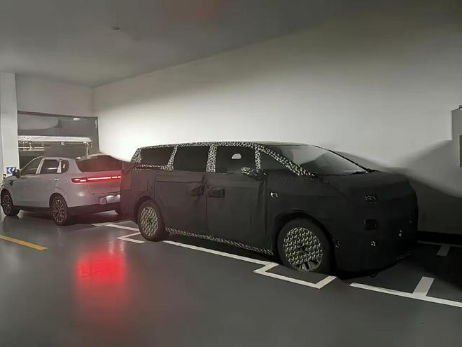 定位全尺寸旗舰产品激光雷达+高阶智驾会火尊龙凯时人生就是搏平台零跑全新MPV曝光(图3)